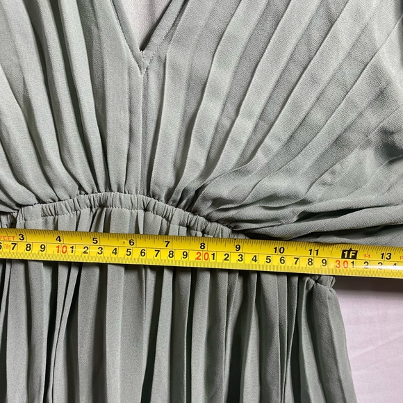 Drees Doy Sage Green flowy Sleeve V-Neck Midi Dress - Picture 5 of 7